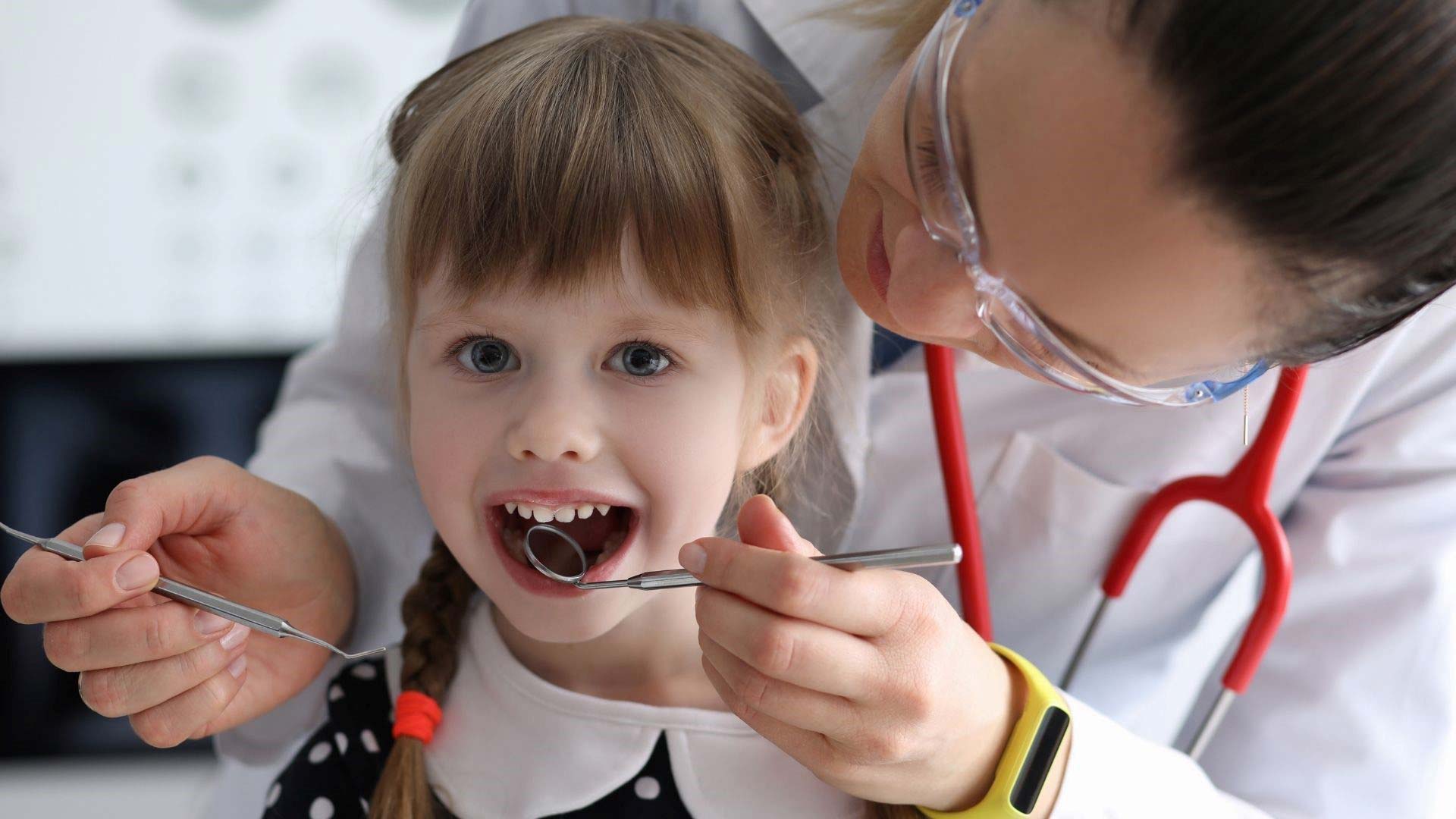 A gyerekek es a fogorvos – hogyan kezdjuk el a fogaszati latogatasokat
